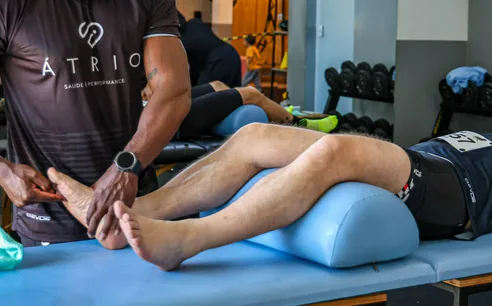 Atendimento de fisioterapia com liberação na perna do paciente